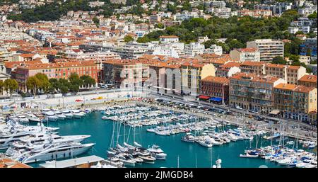 Viele Motorboote und Luxusyachten liegen im Hafen von Nizza - Frankreich an sonnigen Tagen, Anlegeseile gehen in das erstaunliche Azurblau Stockfoto