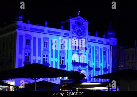 Blau beleuchtetes Rathaus in Gmunden bei Nacht (Bezirk Gmunden, Oberösterreich, Österreich) - Blaues beleuchtetes Rathaus in Gmunden bei Nacht (Gmunden Stockfoto