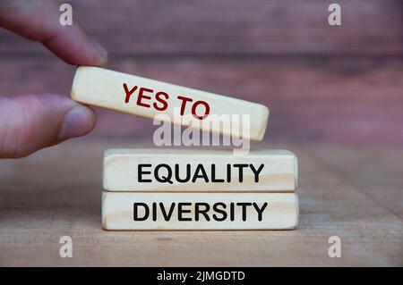 Hand hält Ja zu Gerechtigkeit und Vielfalt Text auf Holzblöcken. Konzept der Unternehmenskultur. Stockfoto