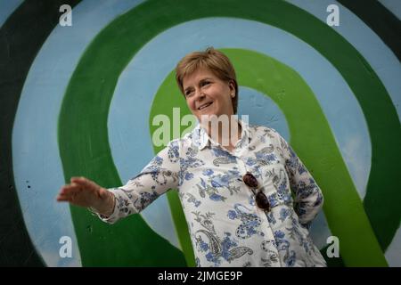 Glasgow, Großbritannien, 6.. August 2022. Die schottische erste Ministerin Nicola Sturgeon hielt einen Auftritt und eine kurze Rede zur Eröffnung des Govanhill International Festival and Carnival im Queen’s Park, in Glasgow, Schottland, am 6. August 2022. Foto: Jeremy Sutton-Hibbert/Alamy Live News. Stockfoto