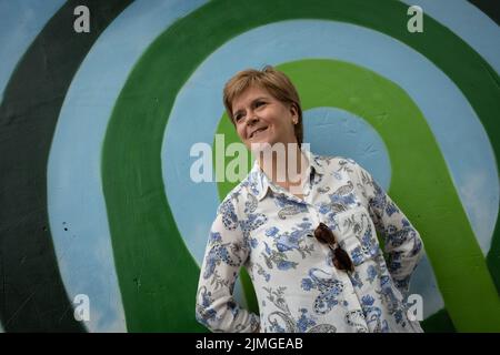 Glasgow, Großbritannien, 6.. August 2022. Die schottische erste Ministerin Nicola Sturgeon hielt einen Auftritt und eine kurze Rede zur Eröffnung des Govanhill International Festival and Carnival im Queen’s Park, in Glasgow, Schottland, am 6. August 2022. Foto: Jeremy Sutton-Hibbert/Alamy Live News. Stockfoto