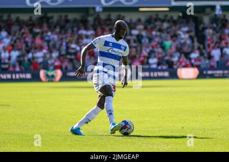 Albert Adomah von QPR kontrolliert den Ball während des Sky Bet Championship-Spiels zwischen den Queens Park Rangers und Middlesbrough im Loftus Road Stadium, London, am Samstag, den 6.. August 2022. (Kredit: Ian Randall | MI News) Kredit: MI News & Sport /Alamy Live News Stockfoto