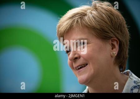 Glasgow, Großbritannien, 6.. August 2022. Die schottische erste Ministerin Nicola Sturgeon hielt einen Auftritt und eine kurze Rede zur Eröffnung des Govanhill International Festival and Carnival im Queen’s Park, in Glasgow, Schottland, am 6. August 2022. Foto: Jeremy Sutton-Hibbert/Alamy Live News. Stockfoto