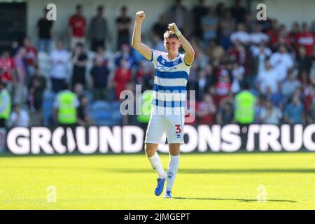 Jimmy Dunne von QPR applaudiert den Fans nach dem Sky Bet Championship-Spiel zwischen Queens Park Rangers und Middlesbrough im Loftus Road Stadium, London am Samstag, dem 6.. August 2022. (Kredit: Ian Randall | MI News) Kredit: MI News & Sport /Alamy Live News Stockfoto