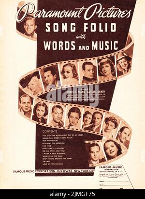 Eine sepiafarbene Anzeige eines Musikmagazins aus dem Jahr 1938 für die Noten von Paramount PicturesSong Folio mit Fotos berühmter Persönlichkeiten wie Bing Crosby, Jack Benny, Gary Cooper und anderen. Von der berühmten Music Corporation. Stockfoto