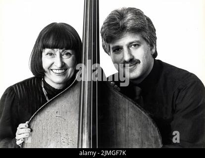 Posierte Foto von häufigen Kollaborateuren, Jazzsängerin Sheila Jordan und Bassistin Harvie S., AKA Harvie Swartz. In Manhattan, um 1985. Stockfoto