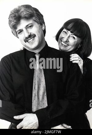 Posierte Foto von häufigen Kollaborateuren, Jazzsängerin Sheila Jordan und Bassistin Harvie S., AKA Harvie Swartz. In Manhattan, um 1985. Stockfoto