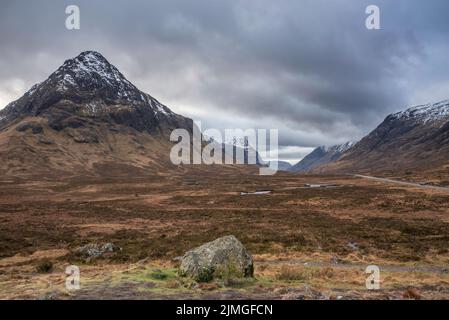 Wunderschöne Winterlandschaft mit Blick über das Rannoch Moor im schottischen Hochland in Richtung Buachaille Etive Mor Stob Dearg schneebedeckter Gipfel Stockfoto