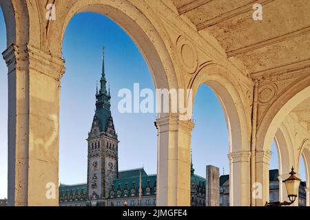 Alster-Arkaden mit Blick auf den Rathausturm, Hamburg, Deutschland, Europa Stockfoto