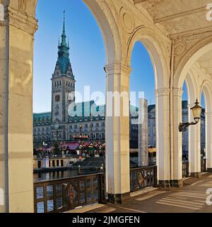 Alster-Arkaden mit Blick auf den Rathausturm, Hamburg, Deutschland, Europa Stockfoto