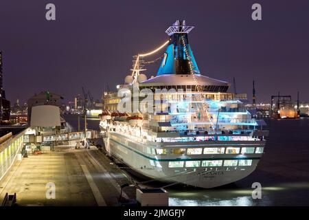 Hamburg Cruise Center Altona mit dem Schiff Artania bei Nacht, Hamburg, Deutschland, Europa Stockfoto