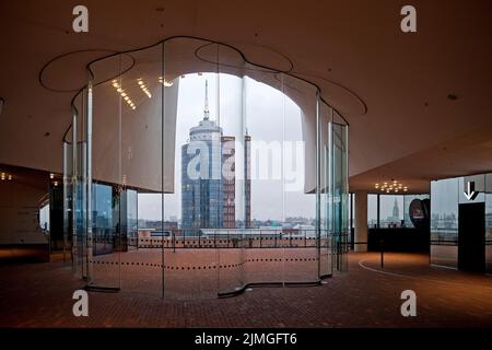 Plaza mit geschwungenen Glaswindablenken und Blick auf das Columbus Haus, Elbphilharmonie, Hamburg, Deutschland Stockfoto