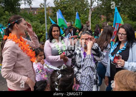 Glasgow, Schottland, Großbritannien. 6.. August 2022. Das Govanhill International Festival & Carnival Parade. Die diesjährige Parade umfasst Gemeinschaftsgruppen, einen chinesischen Drachen, einen Pfeifer, Trommler, Tänzer, Rollerskater und eine Blaskapelle starten alle am Govanhill Park und fahren durch die Straßen von Govanhill bis zum Queen's Park. Kredit: Skully/Alamy Live Nachrichten Stockfoto