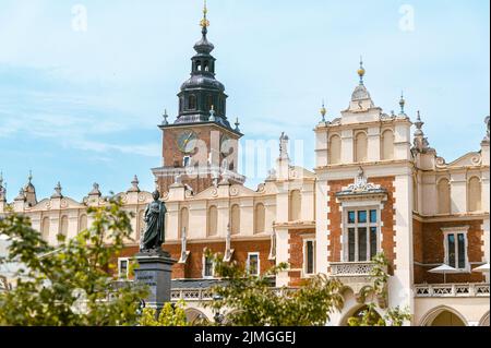 Krakau, woiwodschaft malopolskie, Polen; 1.. August 2022: Sukiennis Nahaufnahme mit Adam-Mickiewicz-Statue und altem Rathausturm Stockfoto