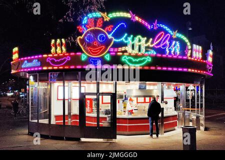 Knallbunte Snack-Bar Lucullus auf der Reeperbahn, St. Pauli, Hamburg, Deutschland, Europa Stockfoto