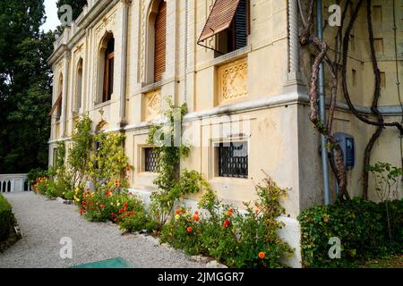 Wunderschöne mediterrane Burg oder Villa der FAMILIE BORGHESE CAVAZZA auf Isola del Garda oder Isola di Garda (Italien) Stockfoto