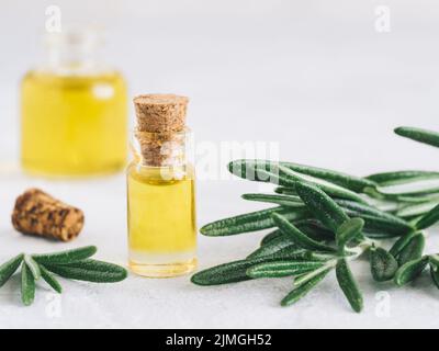 Rosemary wesentliches Öl in kleinen Glas Flasche mit frischem Rosmarin Stockfoto