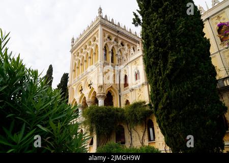 Wunderschöne mediterrane Burg oder Villa der FAMILIE BORGHESE CAVAZZA auf Isola del Garda oder Isola di Garda (Italien) Stockfoto