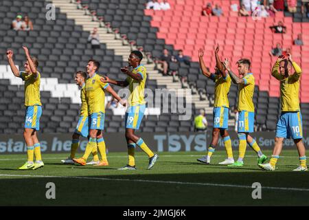 Milton Keynes, Großbritannien. 06. August 2022. Spieler von Sheffield Wednesday feiern den Teamsieg in Milton Keynes, Großbritannien am 8/6/2022. (Foto von Gareth Evans/News Images/Sipa USA) Quelle: SIPA USA/Alamy Live News Stockfoto