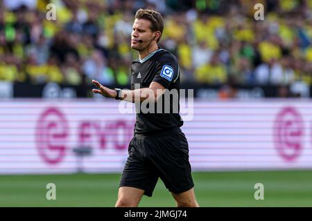 DORTMUND, DEUTSCHLAND - 6. AUGUST: Schiedsrichter Felix Brych beim Bundesliga-Spiel zwischen Borussia Dortmund und Bayer Leverkusen am 6. August 2022 im Signal Iduna Park in Dortmund (Foto: Marcel ter Bals/Orange Picles) Stockfoto