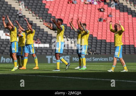 Milton Keynes, Großbritannien. 06. August 2022. Spieler von Sheffield Wednesday feiern den Teamsieg in Milton Keynes, Großbritannien am 8/6/2022. (Foto von Gareth Evans/News Images/Sipa USA) Quelle: SIPA USA/Alamy Live News Stockfoto