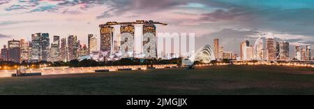 SSINGAPORE, SINGAPUR - 2019. MÄRZ: Pulsierende Skyline von Singapur bei Nacht Stockfoto