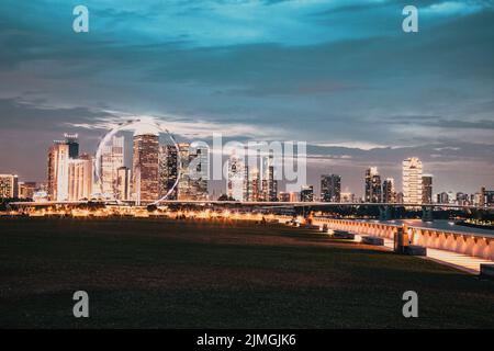 SSINGAPORE, SINGAPUR - 2019. MÄRZ: Pulsierende Skyline von Singapur bei Nacht Stockfoto