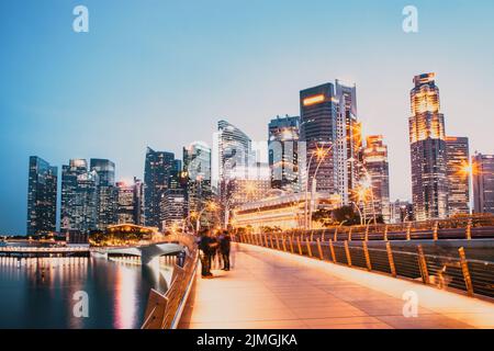 SSINGAPORE, SINGAPUR - 2019. MÄRZ: Pulsierende Skyline von Singapur bei Nacht Stockfoto