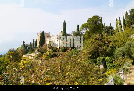 Wunderschöne mediterrane Burg oder Villa der FAMILIE BORGHESE CAVAZZA auf Isola del Garda oder Isola di Garda (Italien) Stockfoto