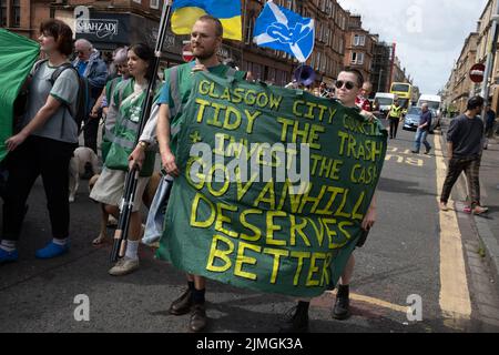 Glasgow, Großbritannien, 6.. August 2022. Die Parade zu Beginn des Govanhill International Festival and Carnival, in Glasgow, Schottland, 6. August 2022. Foto: Jeremy Sutton-Hibbert/Alamy Live News Stockfoto