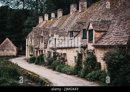 Traditionelle Cotswold Cottages in England. Bibury ist ein Dorf und eine Gemeinde in Gloucestershire, England. Stockfoto