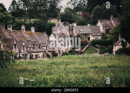 Traditionelle Cotswold Cottages in England. Bibury ist ein Dorf und eine Gemeinde in Gloucestershire, England. Stockfoto