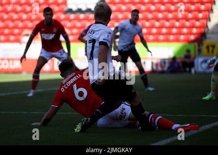 Louie Sibley aus Derby County überquert den Ball während des Sky Bet League 1-Spiels zwischen Charlton Athletic und Derby County am Samstag, dem 6.. August 2022 im The Valley, London. (Kredit: Tom West | MI News) Kredit: MI Nachrichten & Sport /Alamy Live News Stockfoto