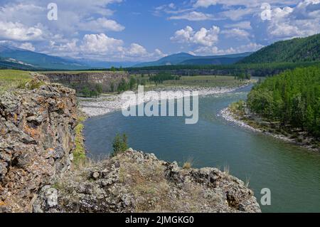 OKA Sayanskaya River - Blick von einer hohen welligfaltigen Küste. Sibirien. Stockfoto