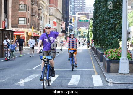 Während der autofreien „Summer Streets“ entlang der Park Avenue in New York City werden die New Yorker auf der Park Avenue in der Nähe des Union Square beim Radfahren beobachtet. Stockfoto