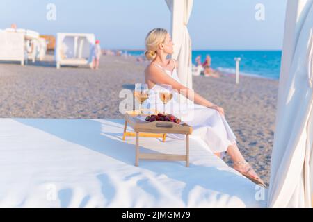 Getränke Rest Restaurant Wein Meer Tablett zwei copyspace Rose kalt, für provence Hintergrund für Urlaub und Landschaft Wasser, Feier Weinglas. Anzeigen Stockfoto