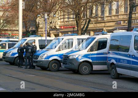 Polizeiliche Sicherheitskräfte bei Protesten von Gegnern der Corona-Maßnahmen in Magdeburg Stockfoto