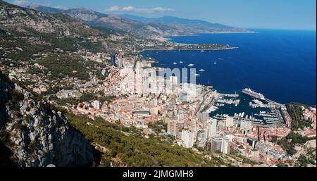 Luftaufnahme des Hafens Hercule des Fürstentums Monaco bei sonnigem Tag, Monte-Carlo, Aussichtspunkt in La Turbie, Megayachts, viele Stockfoto