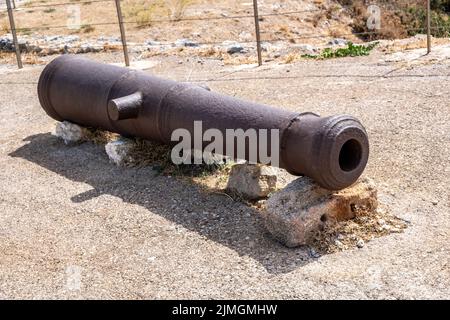 Cannon alt, Eisen antik ruht auf Felsen in Venetian Castle oder Fortezza auf Chora Hügel. Kythira Ionische Inseln, Ziel Griechenland. Natur Hintergrund, Stockfoto