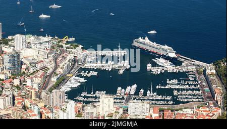 Luftaufnahme des Hafens Hercule des Fürstentums Monaco bei sonnigem Tag, Monte-Carlo, Aussichtspunkt in La Turbie, Megayachts, viele Stockfoto