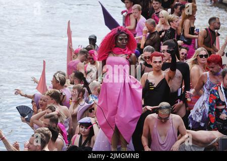 Amsterdam, Niederlande. 06. August 2022. Feiernden genießen auf dem Boot feiert die LGBTI Canal Pride Parade auf der Prinsengracht-Kanal mit dem diesjährigen Thema "Mein Geschlecht, mein Stolz" am 6. August 2022 in Amsterdam, Niederlande. Tausende von Menschen aus der ganzen Welt nehmen an der jährlichen LGBTI Pride und der Canal Parade Teil, bei der 80 Boote mit Feiernden in schicken Kostümen die niederländische Hauptstadt vom Prinsengracht-Kanal bis zur Amstel umherziehen. (Paulo Amorim /Sipa USA) Quelle: SIPA USA/Alamy Live News Stockfoto