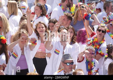 Amsterdam, Niederlande. 06. August 2022. Feiernden genießen auf dem Boot feiert die LGBTI Canal Pride Parade auf der Prinsengracht-Kanal mit dem diesjährigen Thema "Mein Geschlecht, mein Stolz" am 6. August 2022 in Amsterdam, Niederlande. Tausende von Menschen aus der ganzen Welt nehmen an der jährlichen LGBTI Pride und der Canal Parade Teil, bei der 80 Boote mit Feiernden in schicken Kostümen die niederländische Hauptstadt vom Prinsengracht-Kanal bis zur Amstel umherziehen. (Paulo Amorim /Sipa USA) Quelle: SIPA USA/Alamy Live News Stockfoto