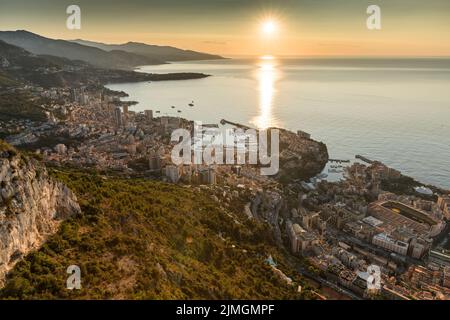 Luftaufnahme des Fürstentums Monaco bei Sonnenaufgang, Monte-Carlo, Altstadt, Aussichtspunkt in La Turbie am Morgen, Hafen Hercule, P Stockfoto