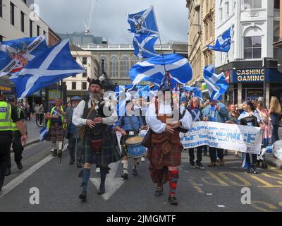 Glasgow, Schottland, Großbritannien. 6., August 2022. Ein unabhängigkeitsmarsch entlang der Argyle Street in Glasgow. Stockfoto