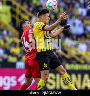 DORTMUND, DEUTSCHLAND - 6. AUGUST: Patrik Schick von Bayer Leverkusen, Nico Schlotterbeck von Borussia Dortmund beim Bundesligaspiel zwischen Borussia Dortmund und Bayer Leverkusen im Signal Iduna Park am 6. August 2022 in Dortmund (Foto: Marcel ter Bals/Orange Picles) Stockfoto