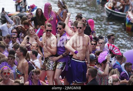 Amsterdam, Niederlande. 06. August 2022. Feiernden genießen auf dem Boot feiert die LGBTI Canal Pride Parade auf der Prinsengracht-Kanal mit dem diesjährigen Thema "Mein Geschlecht, mein Stolz" am 6. August 2022 in Amsterdam, Niederlande. Tausende von Menschen aus der ganzen Welt nehmen an der jährlichen LGBTI Pride und der Canal Parade Teil, bei der 80 Boote mit Feiernden in schicken Kostümen die niederländische Hauptstadt vom Prinsengracht-Kanal bis zur Amstel umherziehen. (Paulo Amorim /Sipa USA) Quelle: SIPA USA/Alamy Live News Stockfoto