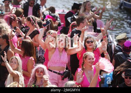 Amsterdam, Niederlande. 06. August 2022. Feiernden genießen auf dem Boot feiert die LGBTI Canal Pride Parade auf der Prinsengracht-Kanal mit dem diesjährigen Thema "Mein Geschlecht, mein Stolz" am 6. August 2022 in Amsterdam, Niederlande. Tausende von Menschen aus der ganzen Welt nehmen an der jährlichen LGBTI Pride und der Canal Parade Teil, bei der 80 Boote mit Feiernden in schicken Kostümen die niederländische Hauptstadt vom Prinsengracht-Kanal bis zur Amstel umherziehen. (Paulo Amorim /Sipa USA) Quelle: SIPA USA/Alamy Live News Stockfoto