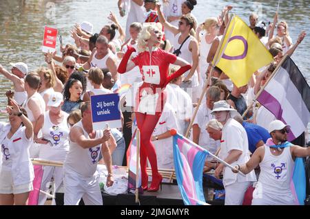Amsterdam, Niederlande. 06. August 2022. Feiernden genießen auf dem Boot feiert die LGBTI Canal Pride Parade auf der Prinsengracht-Kanal mit dem diesjährigen Thema "Mein Geschlecht, mein Stolz" am 6. August 2022 in Amsterdam, Niederlande. Tausende von Menschen aus der ganzen Welt nehmen an der jährlichen LGBTI Pride und der Canal Parade Teil, bei der 80 Boote mit Feiernden in schicken Kostümen die niederländische Hauptstadt vom Prinsengracht-Kanal bis zur Amstel umherziehen. (Paulo Amorim /Sipa USA) Quelle: SIPA USA/Alamy Live News Stockfoto