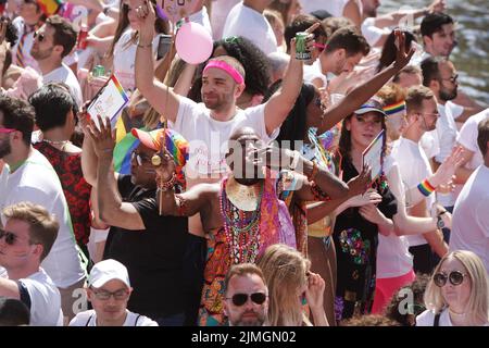 Amsterdam, Niederlande. 06. August 2022. Feiernden genießen auf dem Boot feiert die LGBTI Canal Pride Parade auf der Prinsengracht-Kanal mit dem diesjährigen Thema "Mein Geschlecht, mein Stolz" am 6. August 2022 in Amsterdam, Niederlande. Tausende von Menschen aus der ganzen Welt nehmen an der jährlichen LGBTI Pride und der Canal Parade Teil, bei der 80 Boote mit Feiernden in schicken Kostümen die niederländische Hauptstadt vom Prinsengracht-Kanal bis zur Amstel umherziehen. (Paulo Amorim /Sipa USA) Quelle: SIPA USA/Alamy Live News Stockfoto