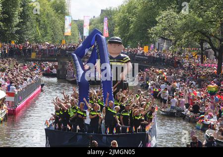 Amsterdam, Niederlande. 06. August 2022. Feiernden genießen auf dem Boot feiert die LGBTI Canal Pride Parade auf der Prinsengracht-Kanal mit dem diesjährigen Thema "Mein Geschlecht, mein Stolz" am 6. August 2022 in Amsterdam, Niederlande. Tausende von Menschen aus der ganzen Welt nehmen an der jährlichen LGBTI Pride und der Canal Parade Teil, bei der 80 Boote mit Feiernden in schicken Kostümen die niederländische Hauptstadt vom Prinsengracht-Kanal bis zur Amstel umherziehen. (Paulo Amorim /Sipa USA) Quelle: SIPA USA/Alamy Live News Stockfoto